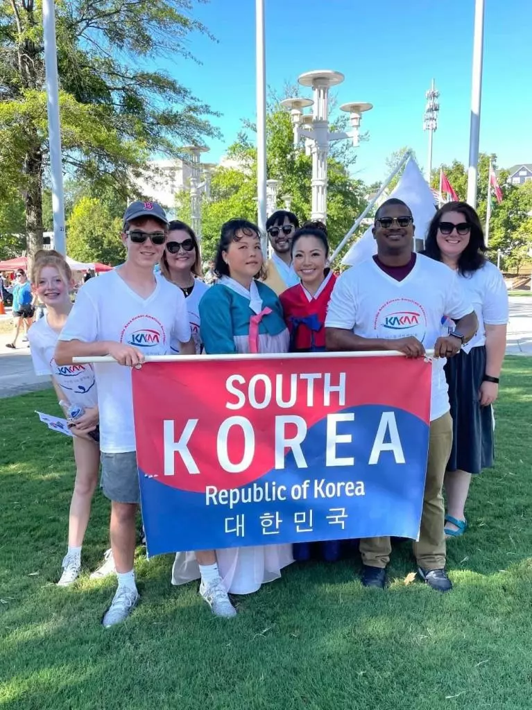 한국체험 부스 자원봉사자들.