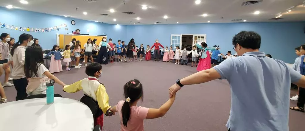 10일 섬기는 한국학교 '추석잔치'에서 교사와 학생들이 강강술래 놀이를 하고 있다.