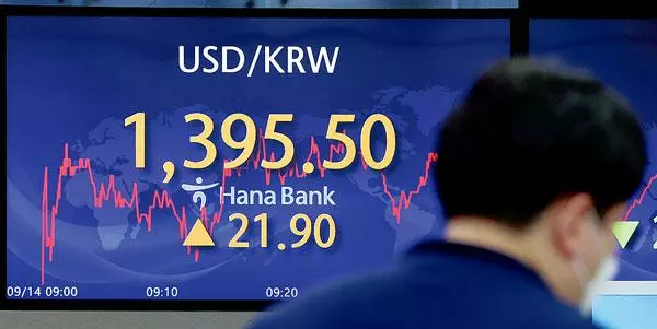 지난 14일 서울 하나은행 외환 딜링룸 전광판의 환율이 장중 한때 1,395.50원을 가리키고 있다. [연합]