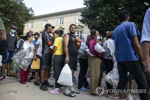 부통령 관저 앞에 도착한 불법 이민자들