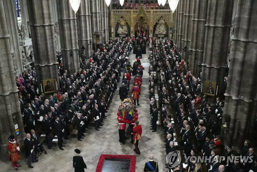 웨스트민스터 사원내로 운구되는 여왕의 관