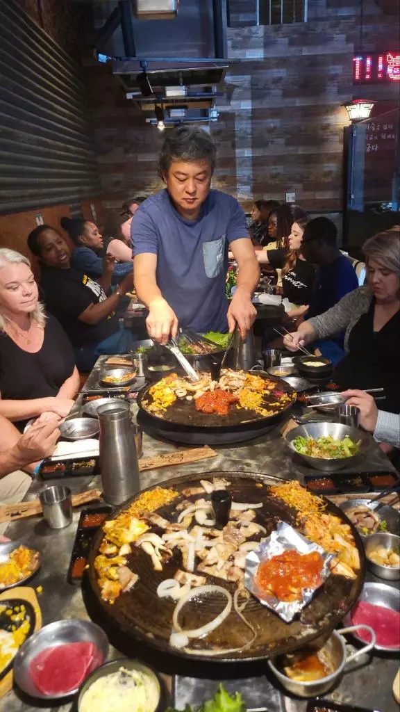 24일 '남부의 서울' 맛집 투어에서 허니피그 식당에 모인 관광객을 대상으로 이외주 대표가 서빙하고 있다.