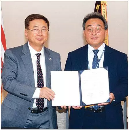  미주한국학교총연합회 용승 회장(왼쪽)와 굿네이버스 USA 최민호 사무총장.