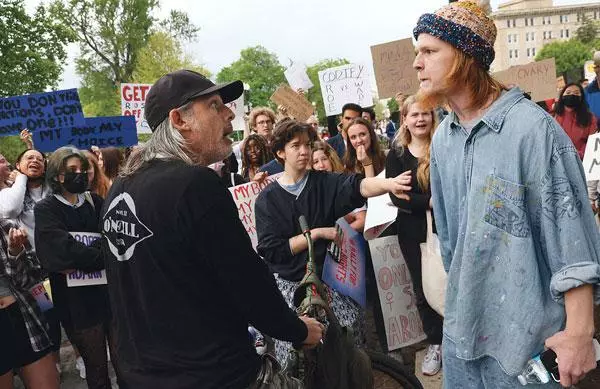  낙태 찬반 시위대가 워싱턴 D.C. 연방 대법원 앞에서 서로 마주 보며 논쟁을 벌이는 모습. [로이터]