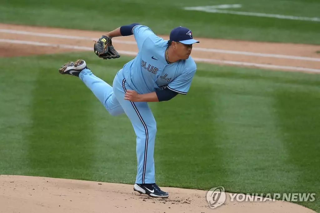 류현진, 개막전 5⅓이닝 2실점…콜과 맞대결은 무승부