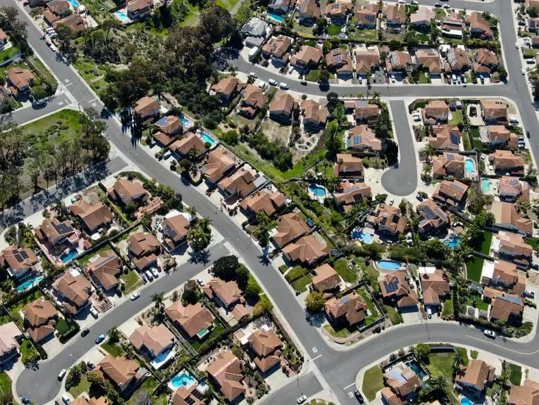 모기지 이자율 상승에 따른 주택 거래 감소로 주택 가격 하락이 불가피할 것으로 보인다.	