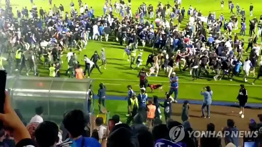  1일(현지시간) 밤 인도네시아 동부 자바주 말랑 리젠시에서 열린 축구 경기에서 홈팀인 '아르마 FC'가 패배하자 흥분한 팬들이 경기장으로 뛰어들고 있다. 현지 경찰은 이번 사고로 최소 129명이 사망했다고 밝혔다. 