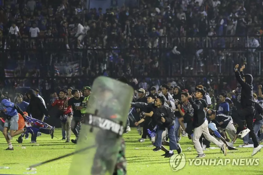  1일(현지시간) 밤 인도네시아 동부 자바주 말랑 리젠시에서 열린 축구 경기에서 홈팀인 '아르마 FC'가 패배하자 흥분한 팬들이 경기장으로 뛰어들고 있다. 현지 경찰은 이번 사고로 최소 129명이 사망했다고 밝혔다. 