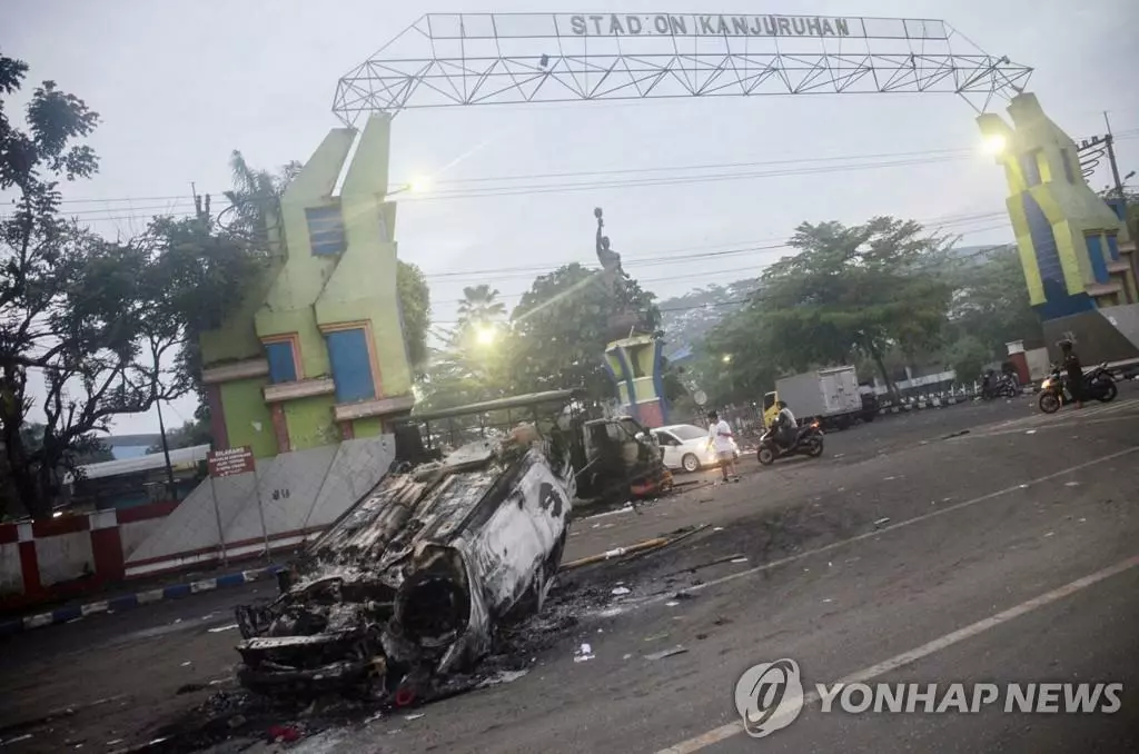 인도네시아 동부 자바 말랑 리젠시에서 1일(현지시간) 밤 열린 축구 경기에서 팬들의 난동으로 최소 129명이 사망했다. 사진은 사고가 발생한 구장 출입구. 한 차량이 불에 타 전복돼 있다.