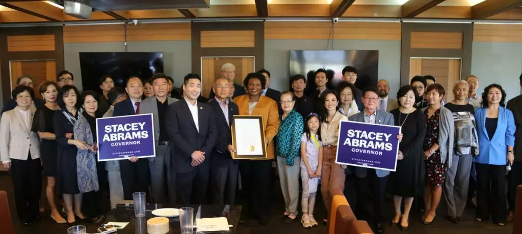 스테이시 에이브럼스 민주당 조지아 주지사 후보가 3일 "한인들이 절 뽑아주세요"라며 한식당에서 지지를 호소했다. 이 자리에 참석한 한인 인사들과 함께 했다.