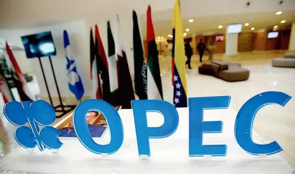  석유수출국기구(OPEC)와 러시아 등 산유국들의 협의체인‘OPEC+’가 유가 반등을 위해 하루 100만 배럴 이상의 감산을 검토하고 있어 우려가 제기되고 있다. [로이터]