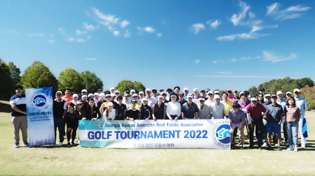 부동산협회 자선기금 마련 골프대회 참가자들이 7일 대회 시작 전 한자리에 모였다.