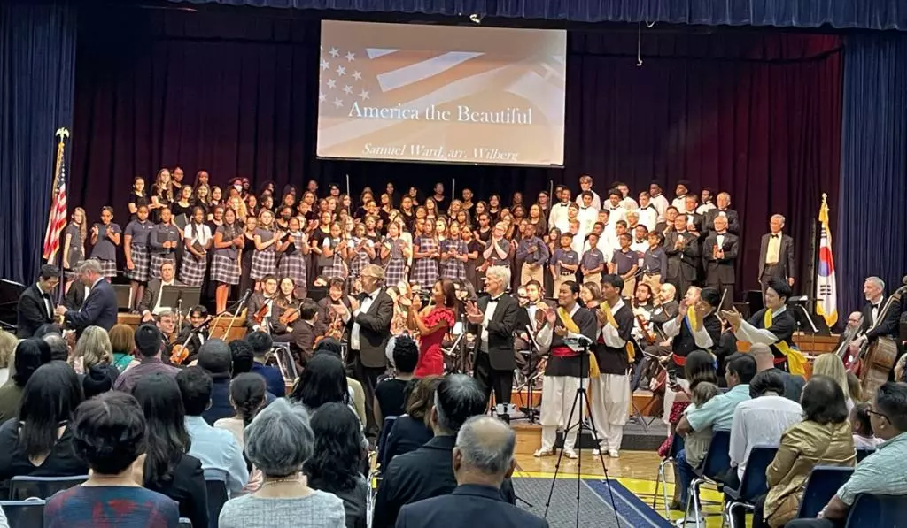 15일 한미수교 140년 기념음악회에 출연한 출연진 전원이 나와 지휘를 한 박평강 음악감독에게 박수를 보내고 있다.