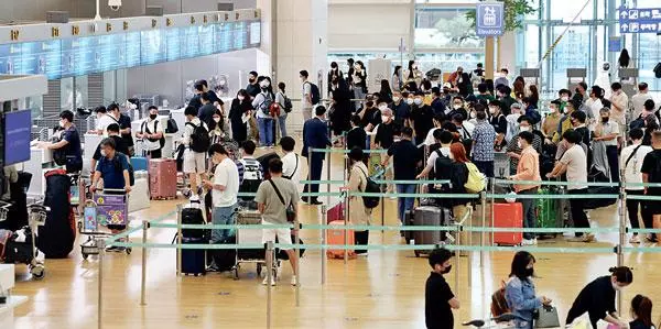  올 연말도 성수기 항공권 가격이 들썩이고 있다. 인천공항 출국장이 붐비는 모습. [연합]