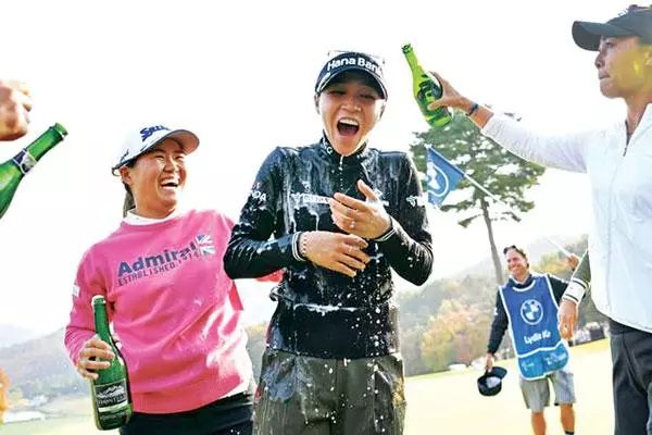  뉴질랜드 교포 리디아 고가 23일 강원 원주시 오크밸리 컨트리클럽에서 열린 미국여자프로골프(LPGA) 투어 대회인 BMW 레이디스 챔피언십에서 우승한 뒤 동료 선수들의 축하를 받고 있다. [BMW 코리아 제공]