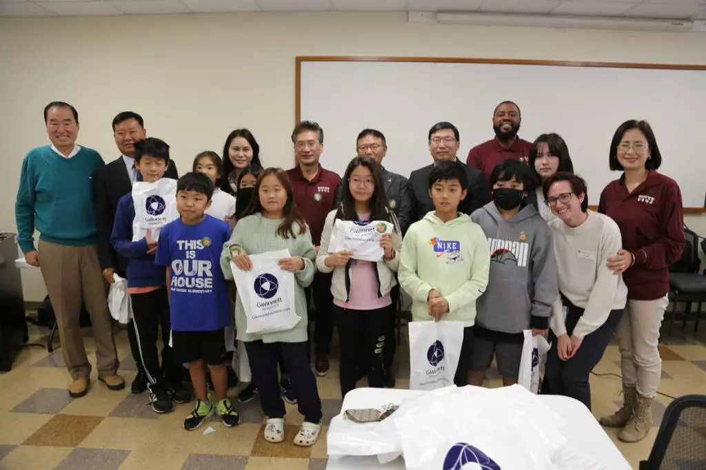 귀넷선관위와 KCPC 한국학교 및 행복대학은 22일 재학생에게 선거교육, 모의투표 행사를 실시했다. 사진은 고학년 학생들과 선관위 및 한인회 관계자들이 함께 했다.