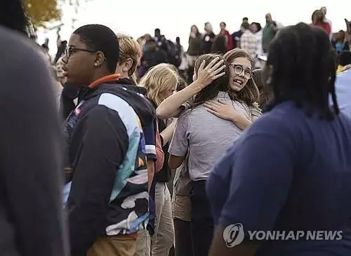 세인트루이스 고교 총격에 사람들이 껴안고 우는 장면