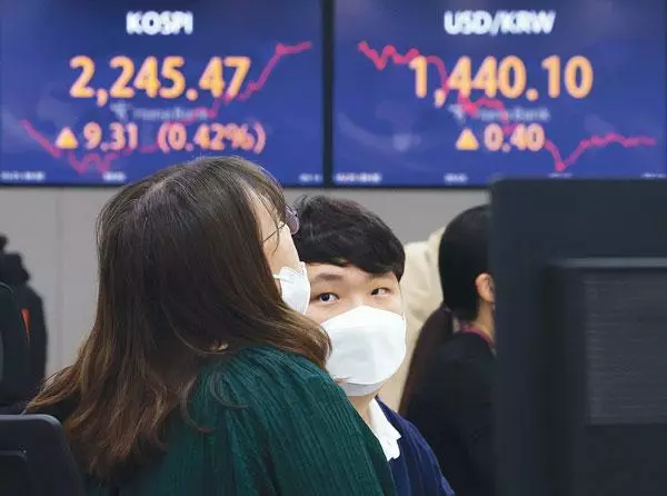 지난 25일 서울 중구 하나은행 본점 딜링룸에 원·달러 환율이 한때 1,440원을 가리키고 있다. [연합]