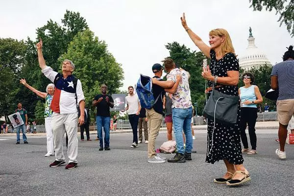  정부 건물 앞에서 기도하는 시민들의 모습. [로이터]