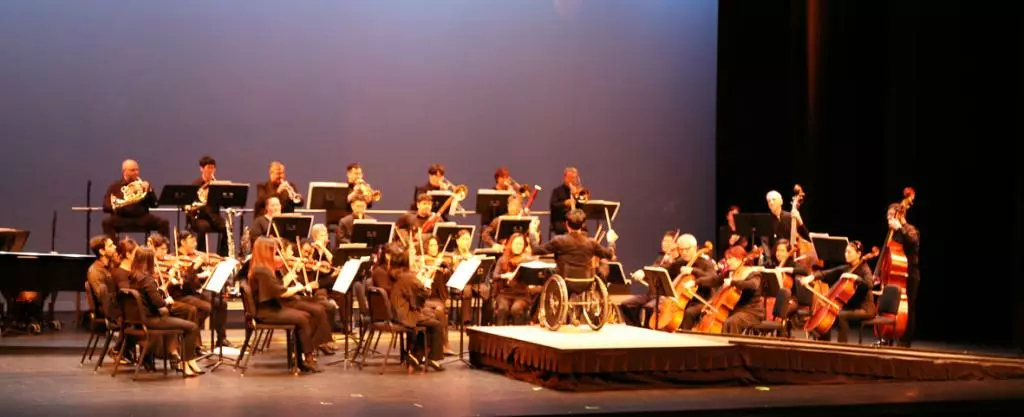 6일 둘루스 개스 사우스 시어터에서 장애인과 비장애인 어루러진 멋진 무대를 선보이고 있는 소리얼필하모닉이 연주를 하고 있다.