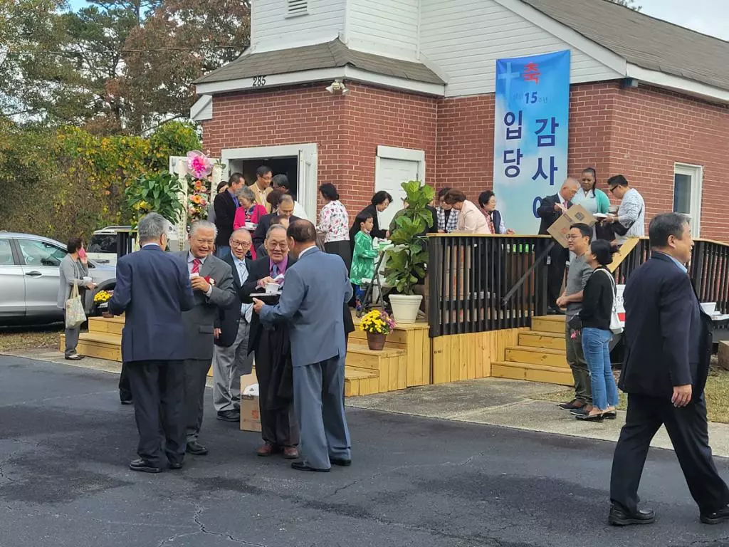 나눔장로 새 성전 입당예배에 참석한 축하객들이 성전입구에서 서로를 축하하고 있다.