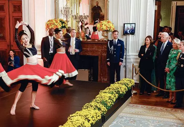  조 바이든 대통령, 카멀라 해리스 부통령, 질 바이든 여사가 지난달 24일 백악관 이스트 룸에서 열린 디왈리 기념행사에 인도 무용단의 축하 공연을 보고 있다. [로이터]