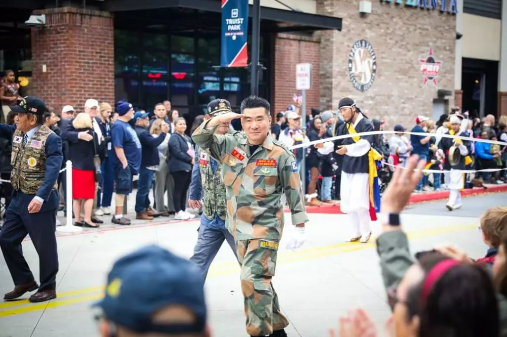 지난 12일 '더 배터리 애틀랜타'에서 열린 조지아 베테런스데이 퍼레이드에 한인단체들이 처음으로 참가해 한국군의 용맹함과 애국정신, 그리고 한국의 전통문화를 소개했다. 사진은 장경섭 재향군인회 미남부지회장이 퍼레이드 도중 관중들에게 거수경례를 하고 있는 모습.