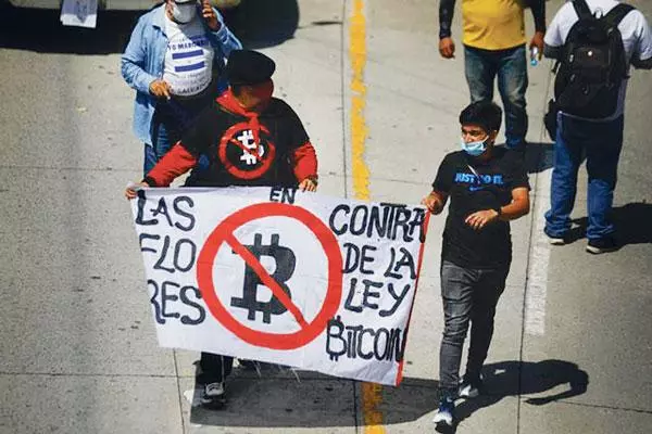  지난해 10월 엘살바도르 수도 산살바도르 거리에서 비트코인 법정통화 채택에 반대하는 시민들이 시위를 하고 있다. [로이터]