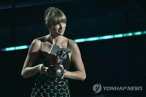 MTV 유럽 뮤직 어워즈에서 상을 받은 테일러 스위프트[AFP 연합뉴스.]