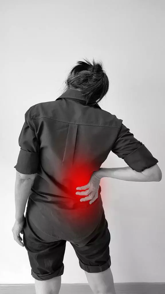 허리에 통증이 발생하면 대개 디스크 때문으로 여기지만 척추관협착증도 의외로 많다.   <이미지투데이>
