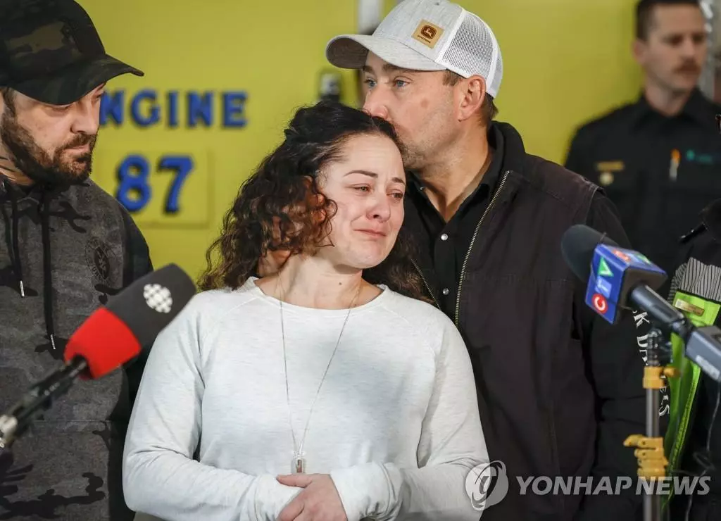캐나다의 구조대원 제이미 에릭슨(가운데)이 22일(현지시간) 남편(오른쪽)과 함께 딸을 잃은 심경을 전하고 있다.그는 지난 15일 교통사고 현장에서 한 소녀를 구조했으나 자신의 딸인 줄 몰랐다가 뒤늦게 알게 됐다. 
