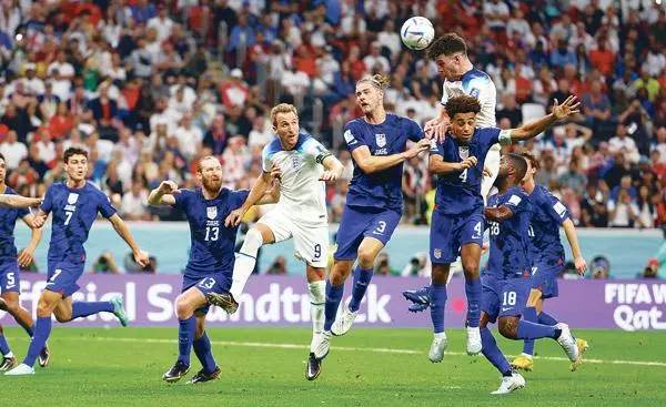  2022 카타르 월드컵 조별리그 B조 2차전 잉글랜드 대 미국 경기에서 잉글랜드 해리 케인이 워커 짐머맨과 타일러 애덤스 사이에서 헤딩을 하고 있다. [로이터]