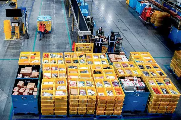  28일 사이버 먼데이 하루 동안의 매출이 역대 최대 수준으로 추산됐다. 이날 아마존의 배송센터에서 직원들이 배달 상품들을 분류하고 있다. [로이터]