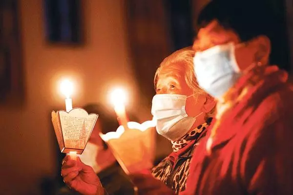  중국 가톨릭 신자들이 마스크를 착용하고 미사를 드리는 모습. [로이터]