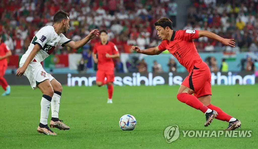  3일 오전(한국시간) 카타르 알라이얀의 에듀케이션 시티 스타디움에서 열린 2022 카타르 월드컵 조별리그 H조 3차전 대한민국과 포르투갈 경기. 황희찬이 드리블을 하고 있다. 