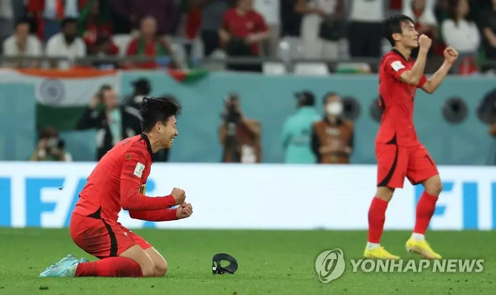 3일 오전(한국시간) 카타르 알라이얀의 에듀케이션 시티 스타디움에서 열린 2022 카타르 월드컵 조별리그 H조 3차전 대한민국과 포르투갈 경기. 2-1로 승리하며 경기가 종료되자 손흥민이 환호하고 있다.