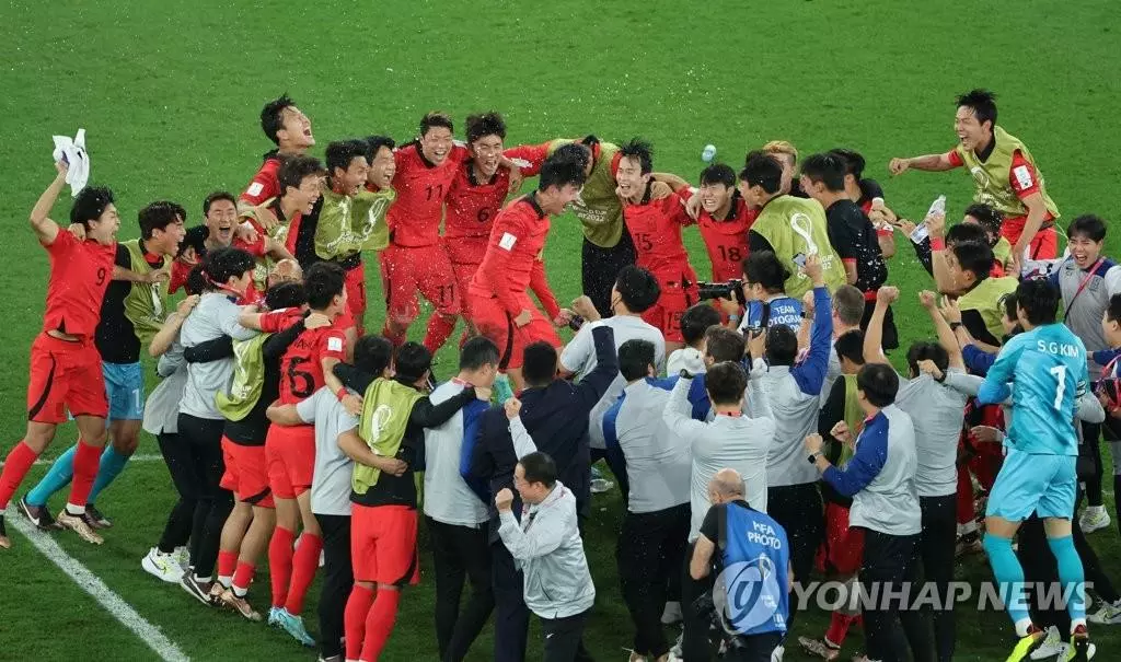  3일 오전(한국시간) 카타르 알라이얀의 에듀케이션 시티 스타디움에서 열린 2022 카타르 월드컵 조별리그 H조 3차전 대한민국과 포르투갈 경기. 한국팀이 16강 진출이 확정되자 환호하고 있다. 