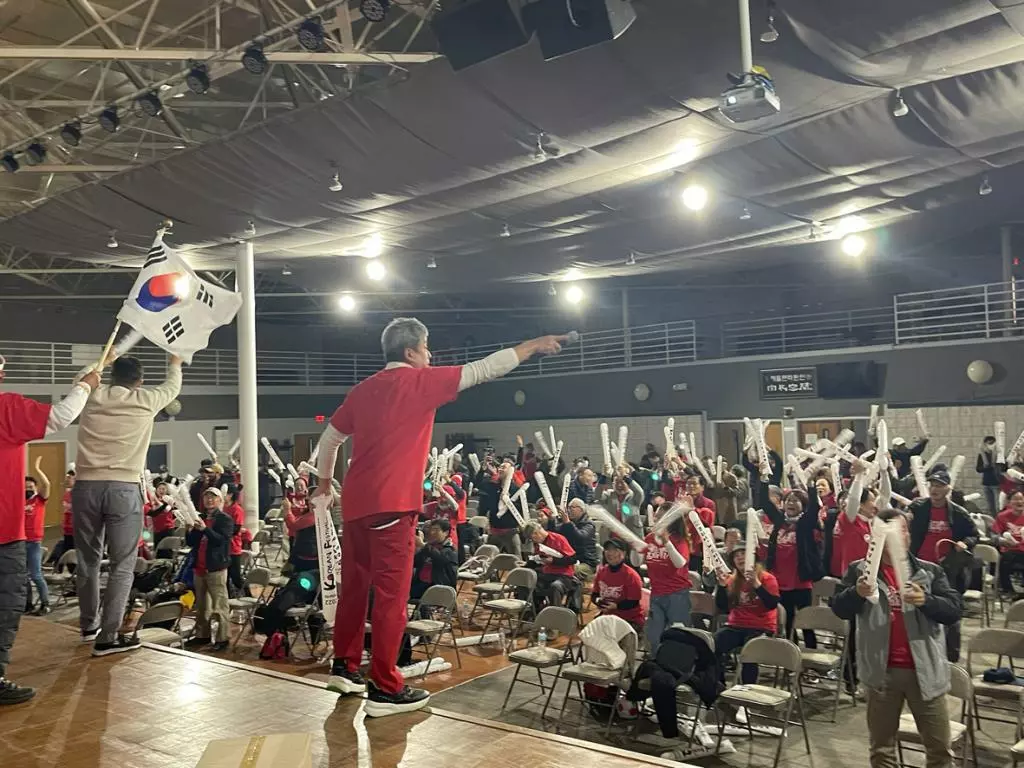 한국 승리에 한인회관 '대~~한민국' 함성