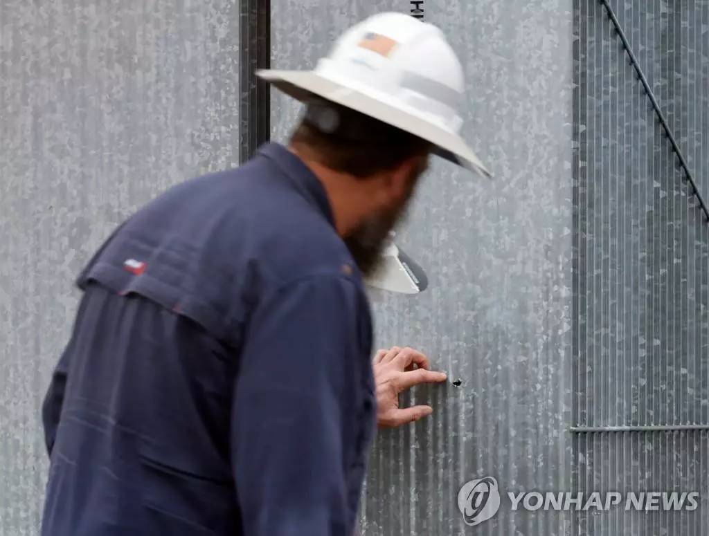 총격으로 구멍이 난 변전소 시설을 확인하는 듀크 에너지 조사관[연합뉴스 자료사진.]