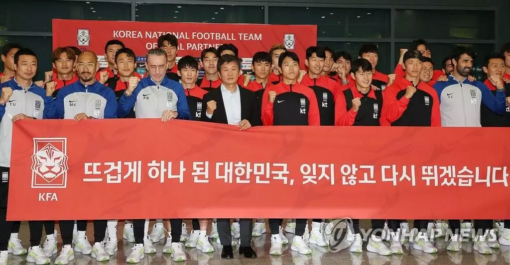 12년 만의 월드컵 16강 진출을 이룬 한국 축구대표팀의 파울루 벤투 감독과 선수들이 7일 오후 인천국제공항을 통해 귀국, 파이팅을 외치며 기념촬영하고 있다. 