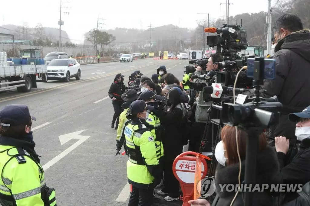 그룹 방탄소년단(BTS) 진이 육군 현역으로 입대하는 13일 경기도 연천군 육군 5사단 신병교육대대 앞이 내외신 취재진으로 북적이고 있다. 