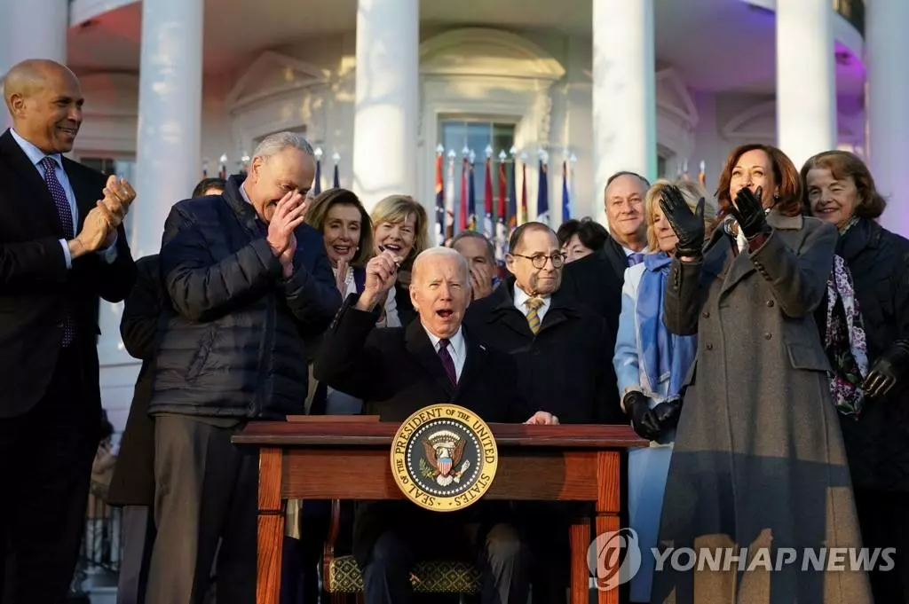 조 바이든 대통령이 13일 워싱턴DC에 있는 백악관 사우스론에서 결혼존중법에 서명한 뒤 펜을 들고 있다.