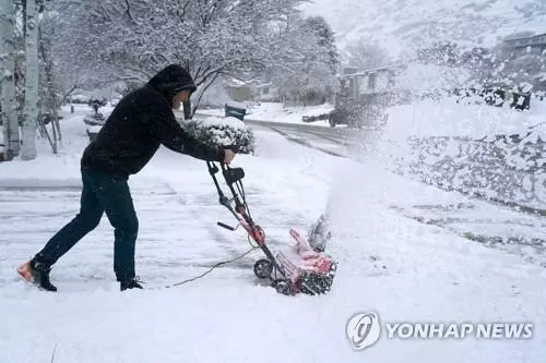 겨울 폭풍으로 많은 눈이 내린 유타주에서 제설 작업을 하는 시민