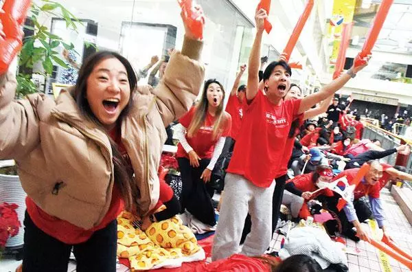  한국 축구대표팀이 지난 2일 포르투갈전에서 역전골을 넣자 코리아타운 플라자에서 단체 응원전을 펼치던 한인들이 환호하고 있다. [박상혁 기자]