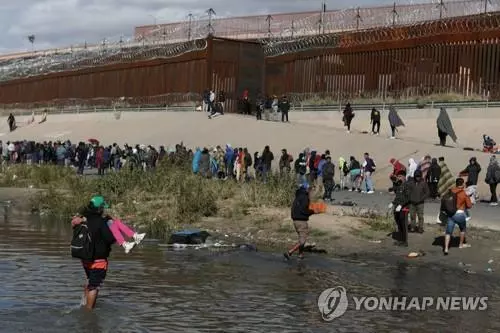 아이들과 함께 국경지역 강을 건너는 미국행 불법입국자들