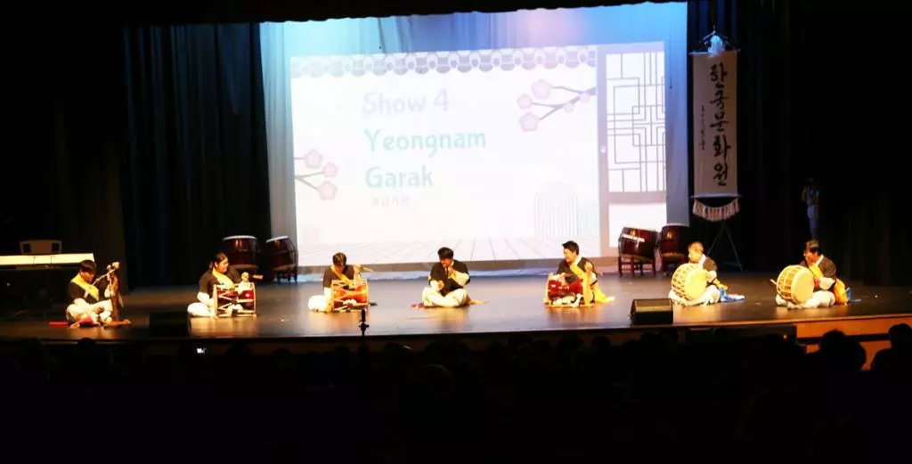 17일 열린 한국문화원 정기공연에서 단원들이 영남가락을 연주하고 있다.