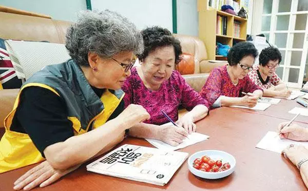  서울 동대문구 대림e편한내 경로당에서 어르신들이 치매 예방 프로그램에 참여하고 있다. [동대문구 제공]