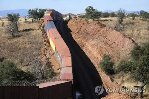 애리조나주가 멕시코 국경에 설치한 '컨테이너 장벽'