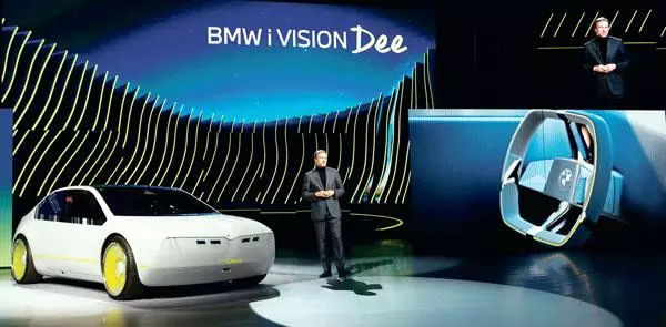  올리버 칩세 BMW그룹 회장이 CES 2023 사전 행사에서 자사의 콘셉트카인‘비전 디’를 소개하고 있다. [로이터]