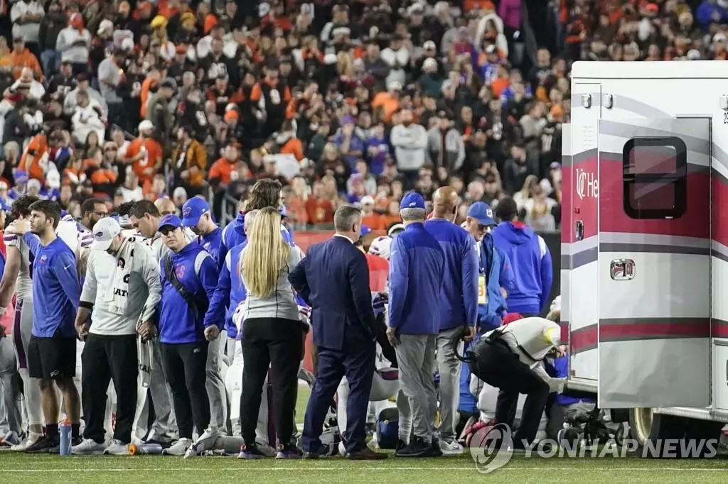 미국프로풋볼(NFL) 버펄로 빌스 선수들과 관계자들이 2일 오하이오주 신시내티 페이코 스타디움에서 신시내티 벵골스를 상대로 열린 NFL 17주차 경기 도중 정신을 잃고 쓰러진 세이프티(수비수) 다마르 햄린을 위해 기도하고 있다. 홈팀 신시내티가 7-3으로 앞선 상황에서 경기는 즉시 중단됐다. NFL 사무국은 "햄린은 즉각적인 치료를 받았으며 현재 위중한 상태"라고 발표했다.